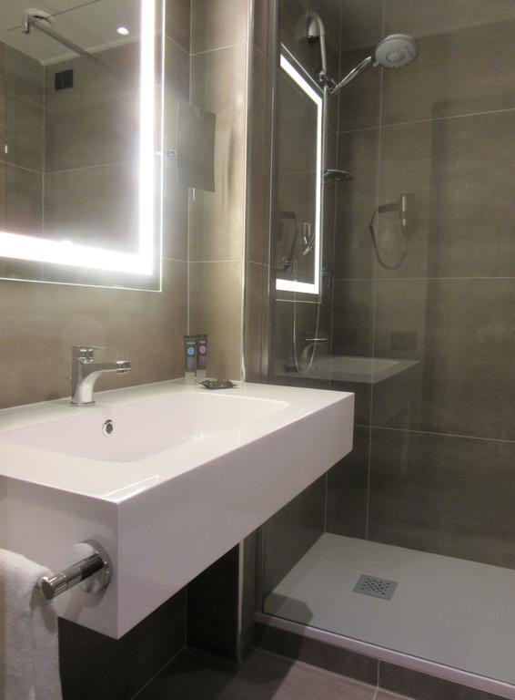 Habitación Doble Superior con sofá cama y cama grande